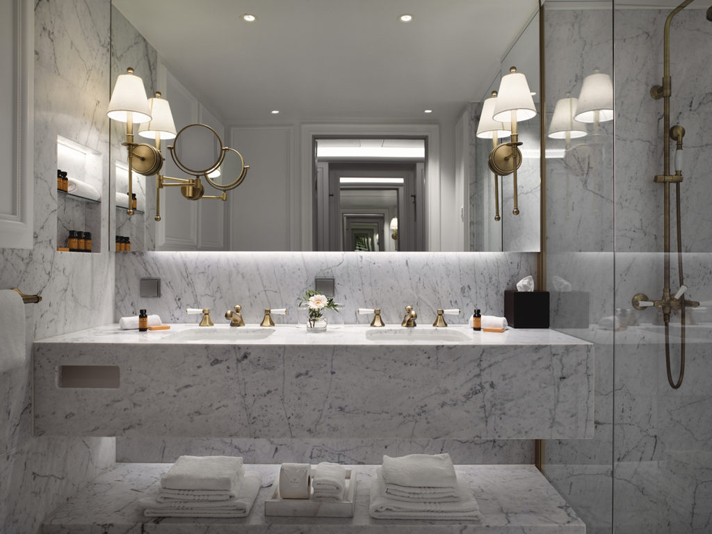 Deluxe rom med luksuriøst marmorbad med gulldetaljer