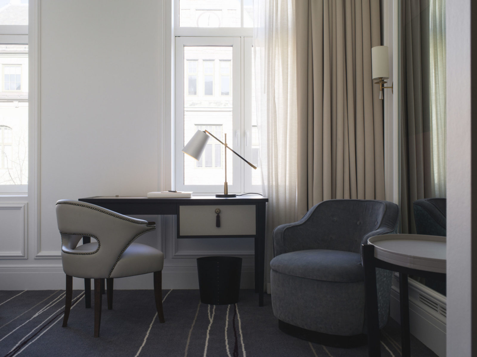 Lyse superior rom på Britannia hotell med eget skrivebord og en loungestol