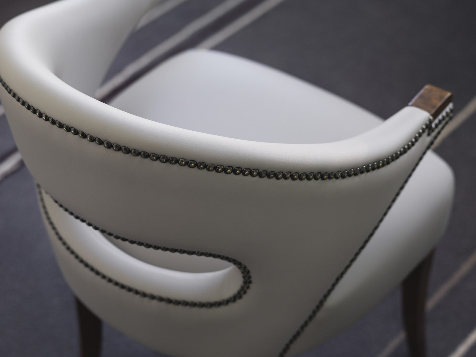 Comfortable office chair in white leather with luxurios details