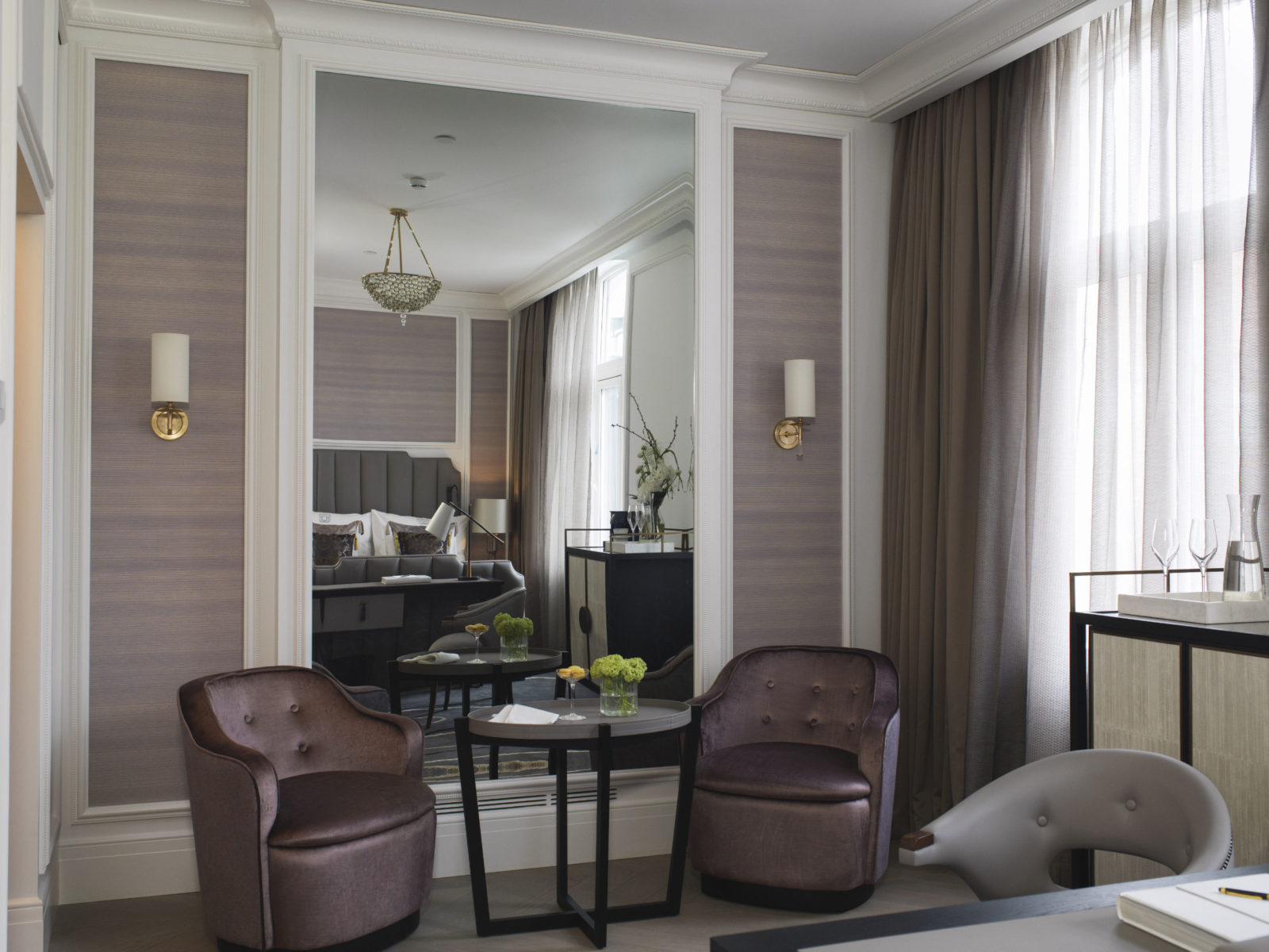Britannia Hotel deluxe rom med to lounge stoler i enden av rommet