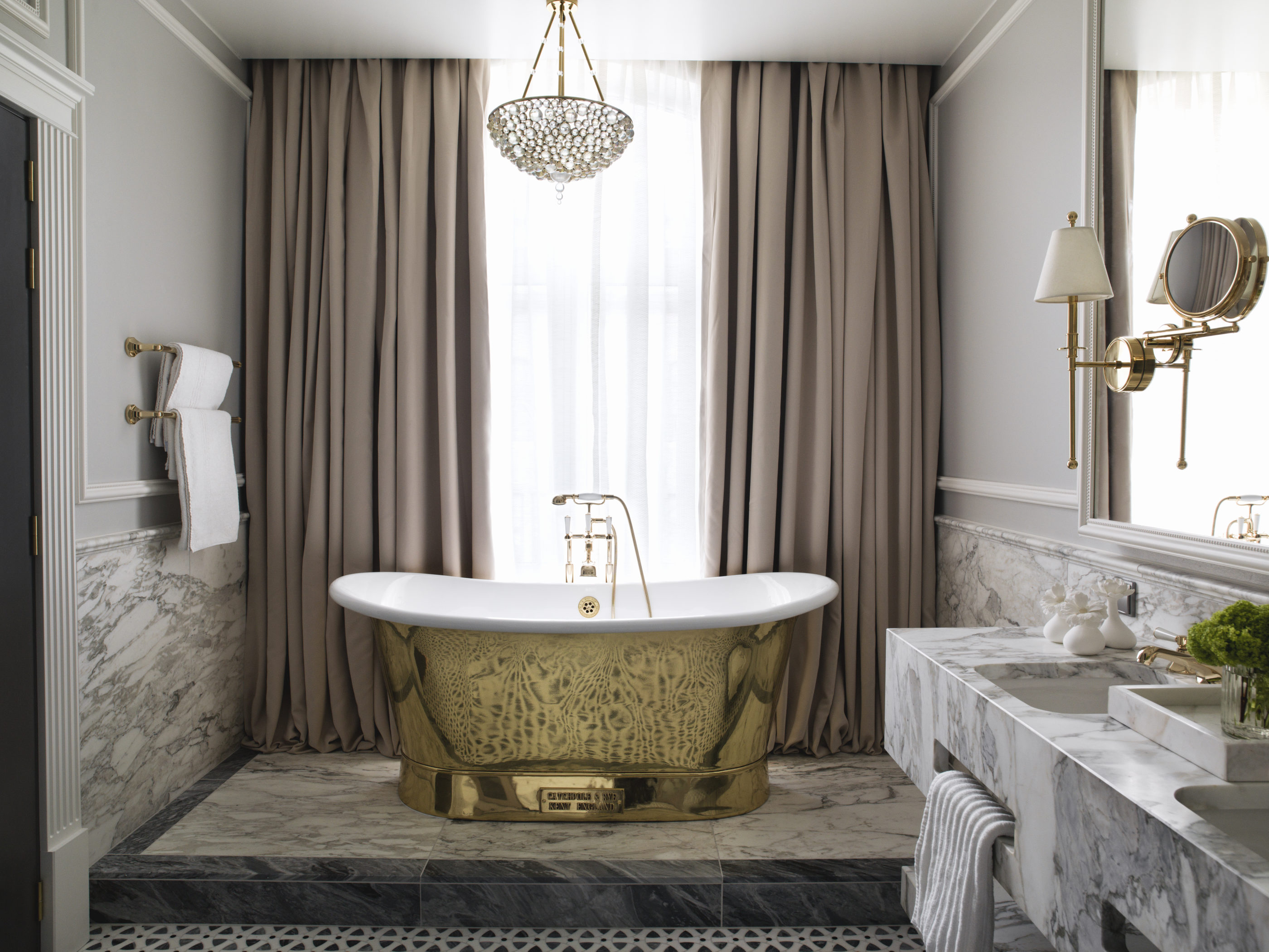Unique hotel suite in Trondheim with marble bathroom and gold bathub