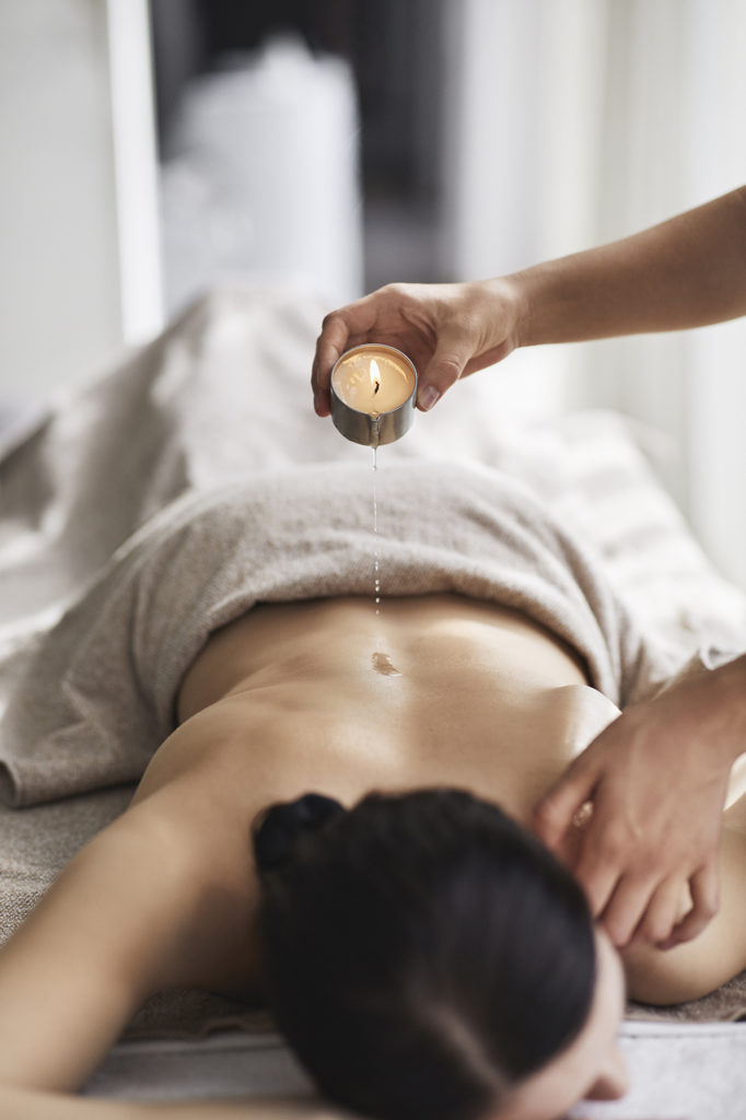 Candle massage. Photo Lars Petter Pettersen