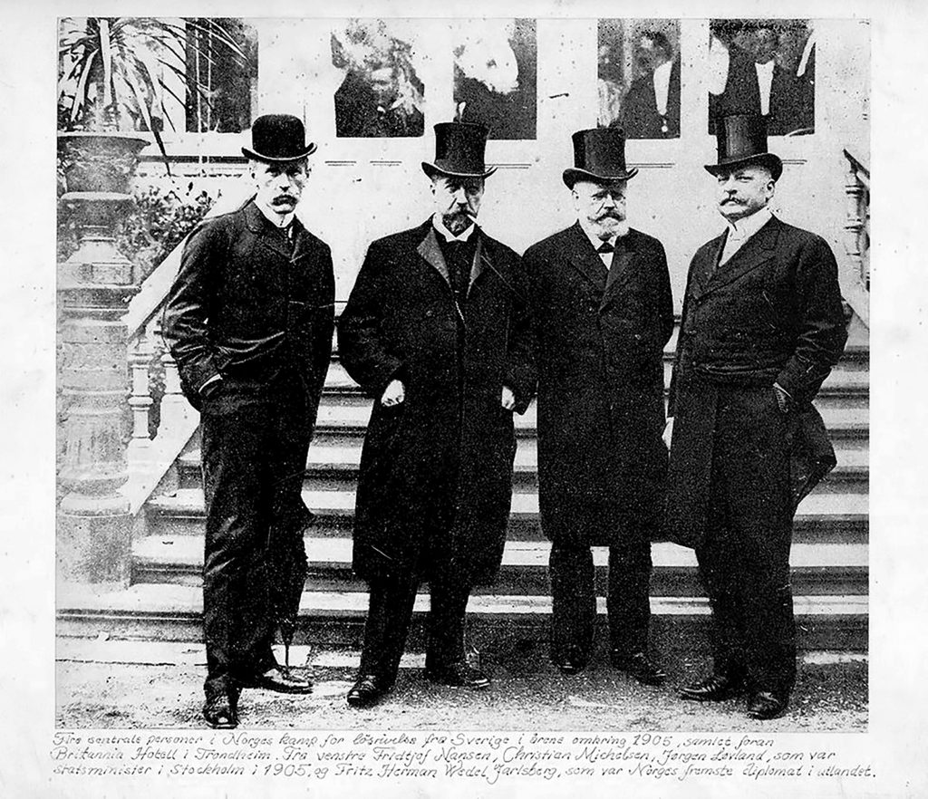 Four of the central people in Norway’s fight in ending the the union with Sweden in the years around 1905. In front of Britannia Hotel from left: Fritjof Nansen, Christian Michelsen, Hørgen Løvland, who was the prime minister in Stockholm 1905, and Fritz Herman Wedel Jarlsberg, who was Norway’s leading diplomat abroad.