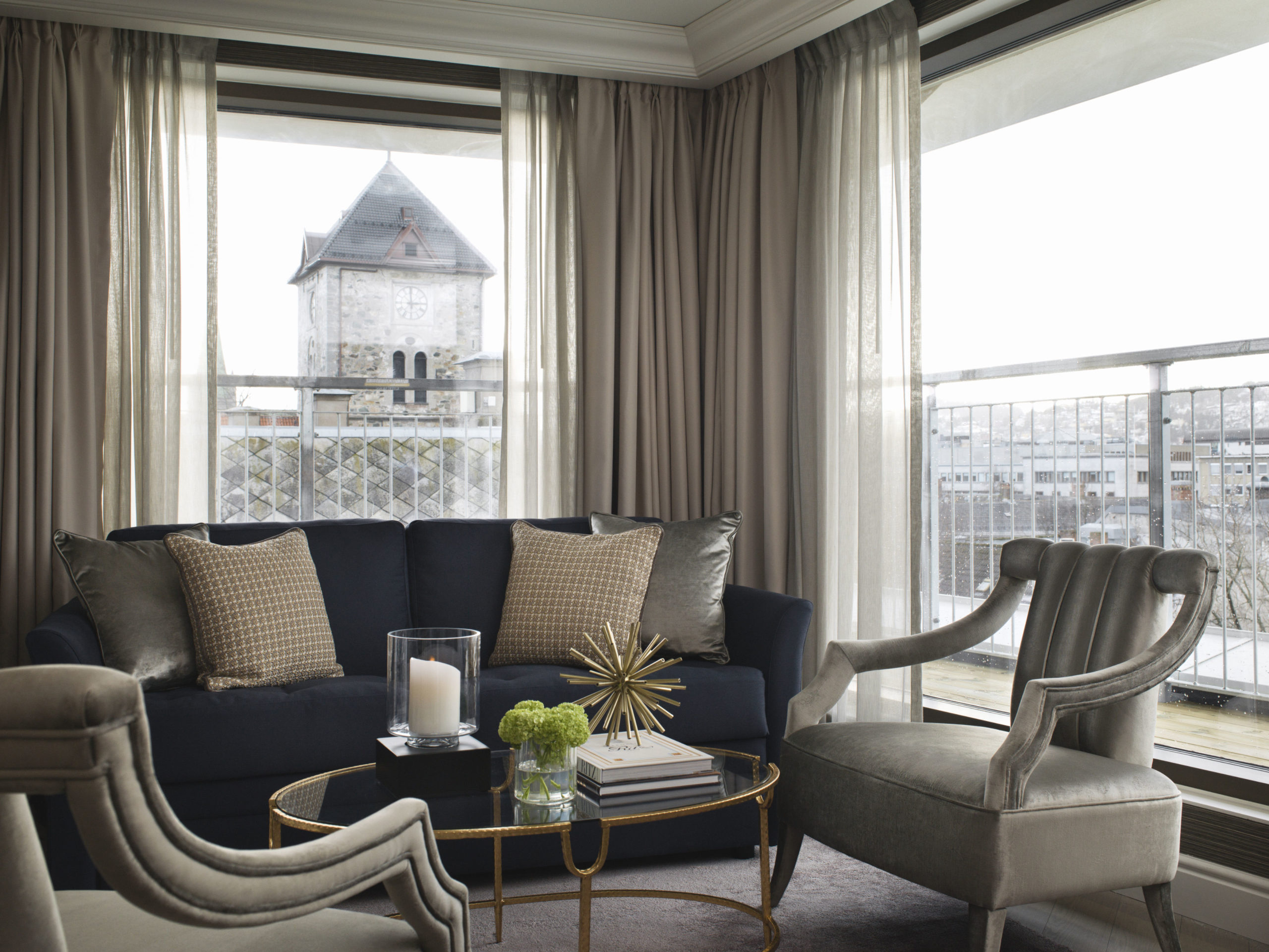 Executive suite i Trondheim - stue med utsikt og balkong i bakgrunn