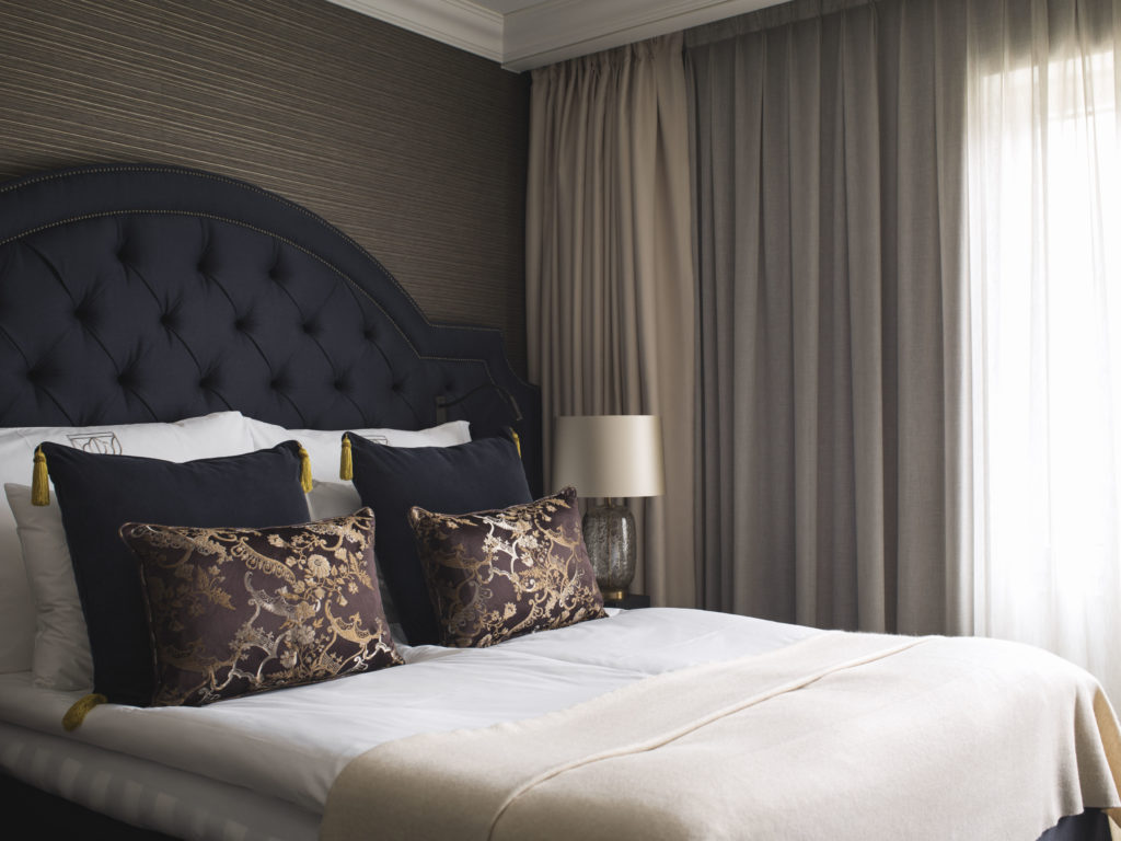 deluxe suite with hästens bed