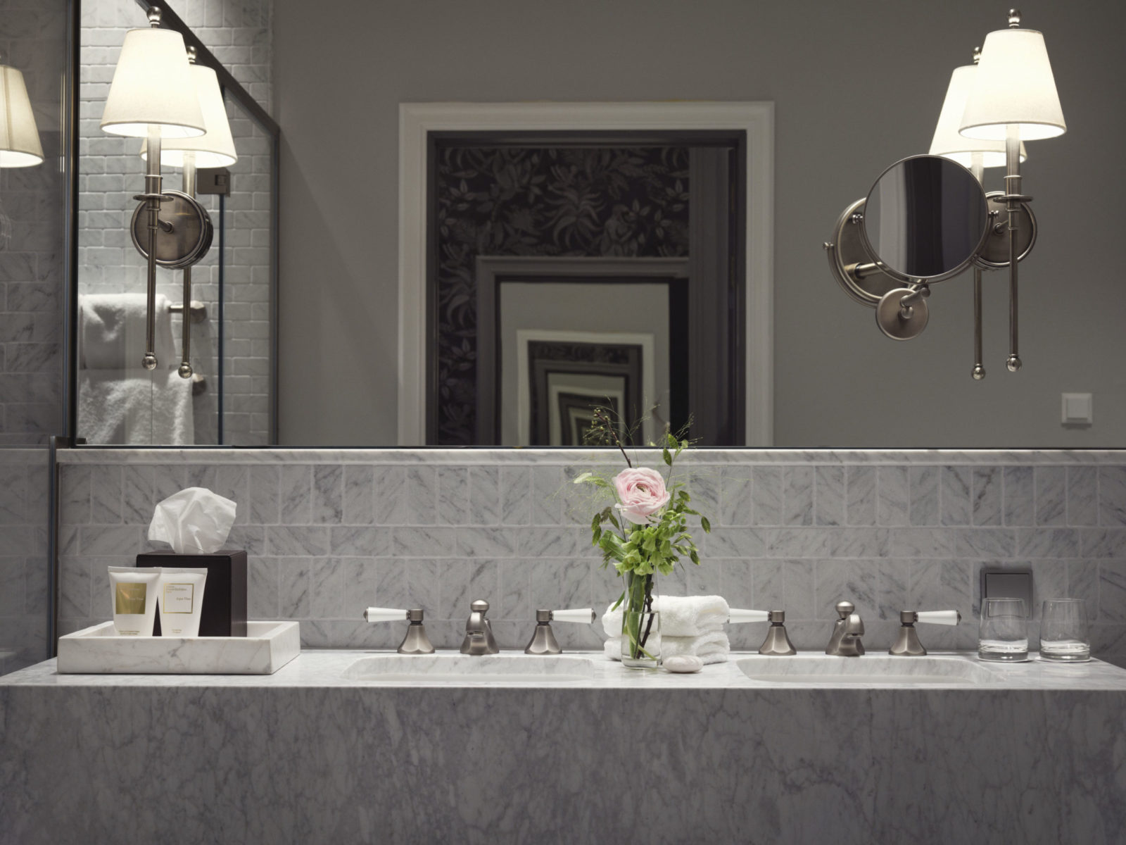 Junior suite i Trondheim med bad i marmorfliser og luksuriøst interiør