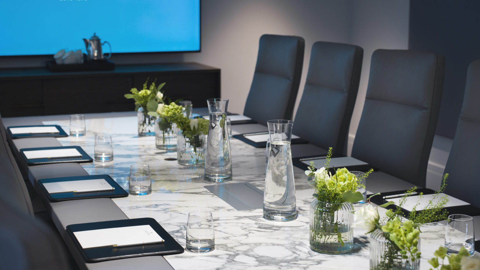 Møterom i Trondheim med marmorbord og gode kontorstoler