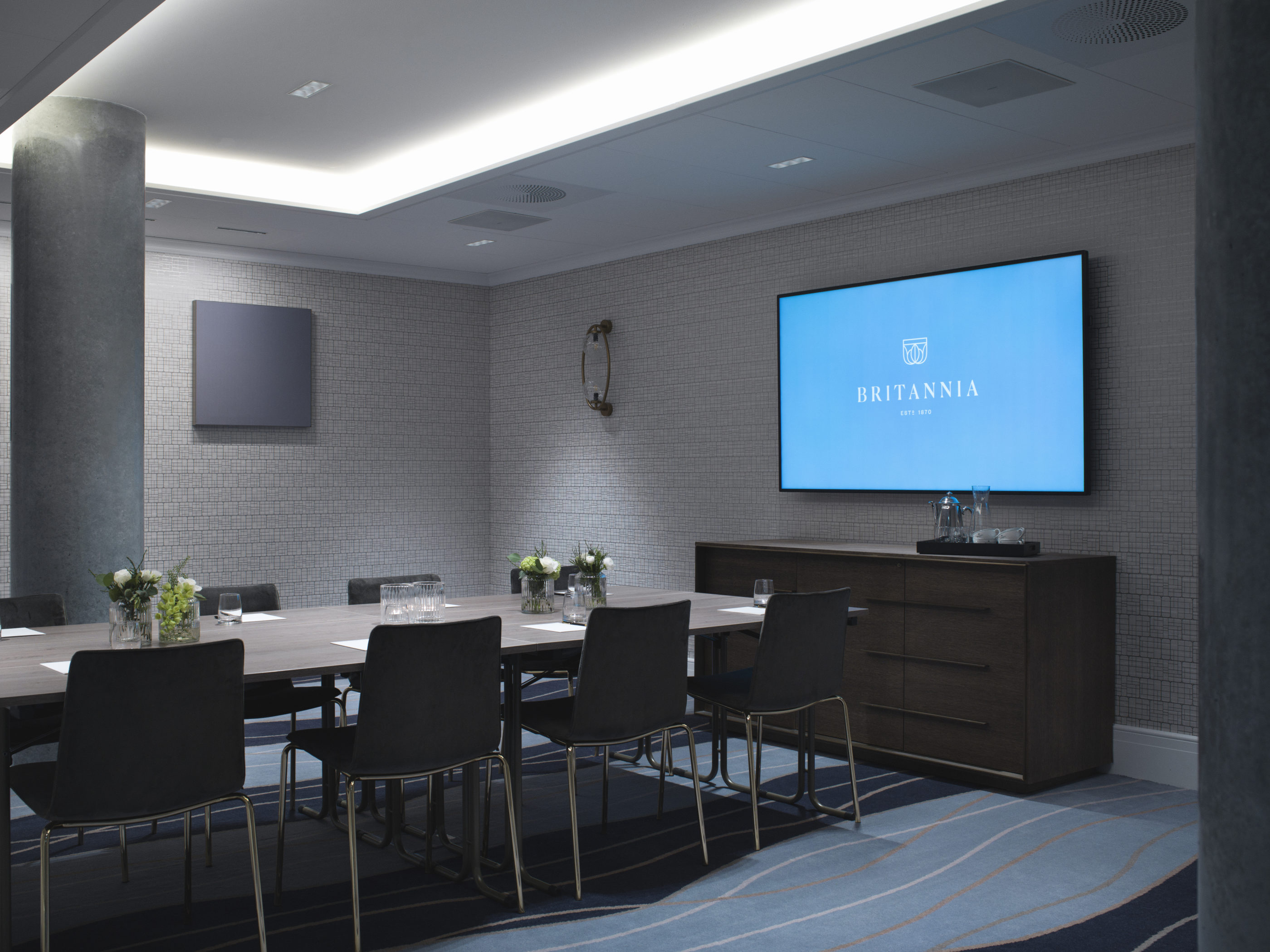 Ellisiv small meeting room table seating towards the big screen
