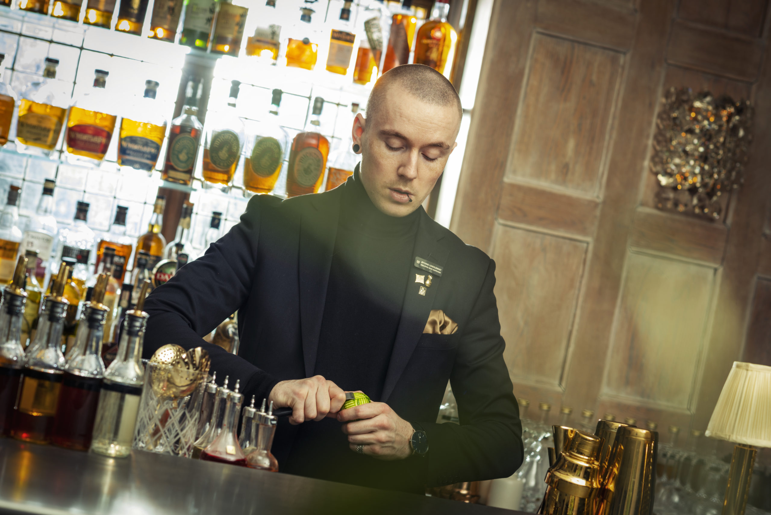 Bartenderen mikser sammen en av Britannias signatur cocktails