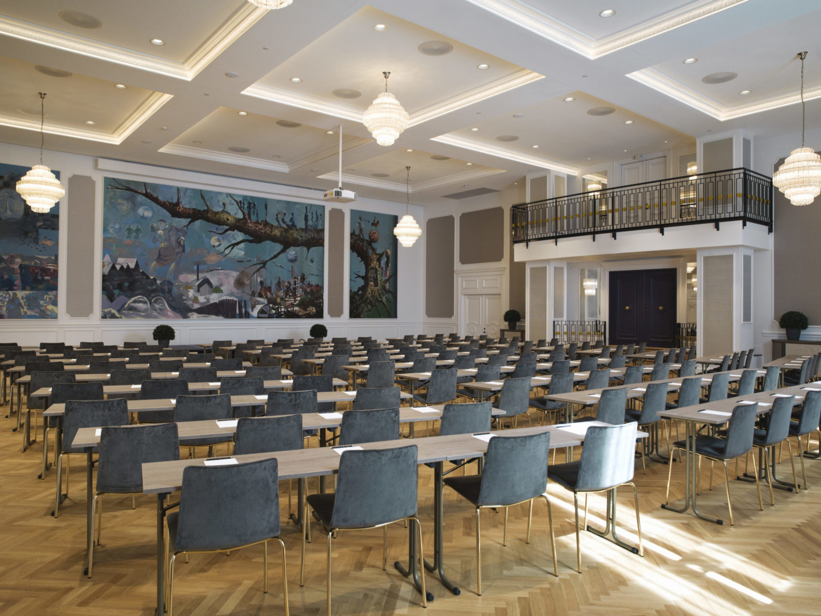 Konferanse i Britannia Hall, med stoler og bord oppsatt for presentasjon