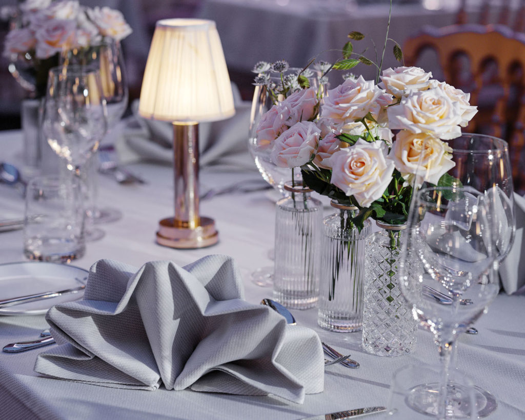 Bord- og blomsterdekorasjon til bryllup på Britannia Hotel i Trondheim