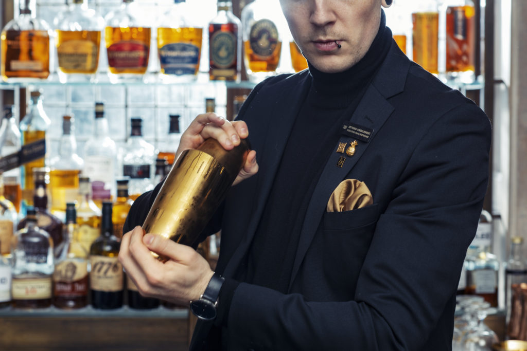 Head Bartender Øyvind Lindgjerdet mixing drinks in the decadent Britannia Bar