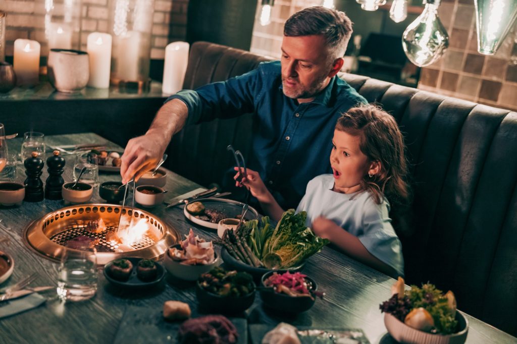 Jonathan grill i Trondheim - far og datter som griller maten selv på japanske bordgriller