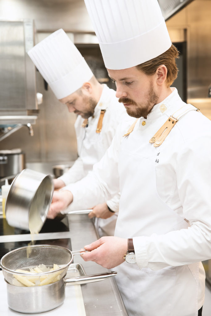 chefs cooking asparagus in Speilsalen's kitchen