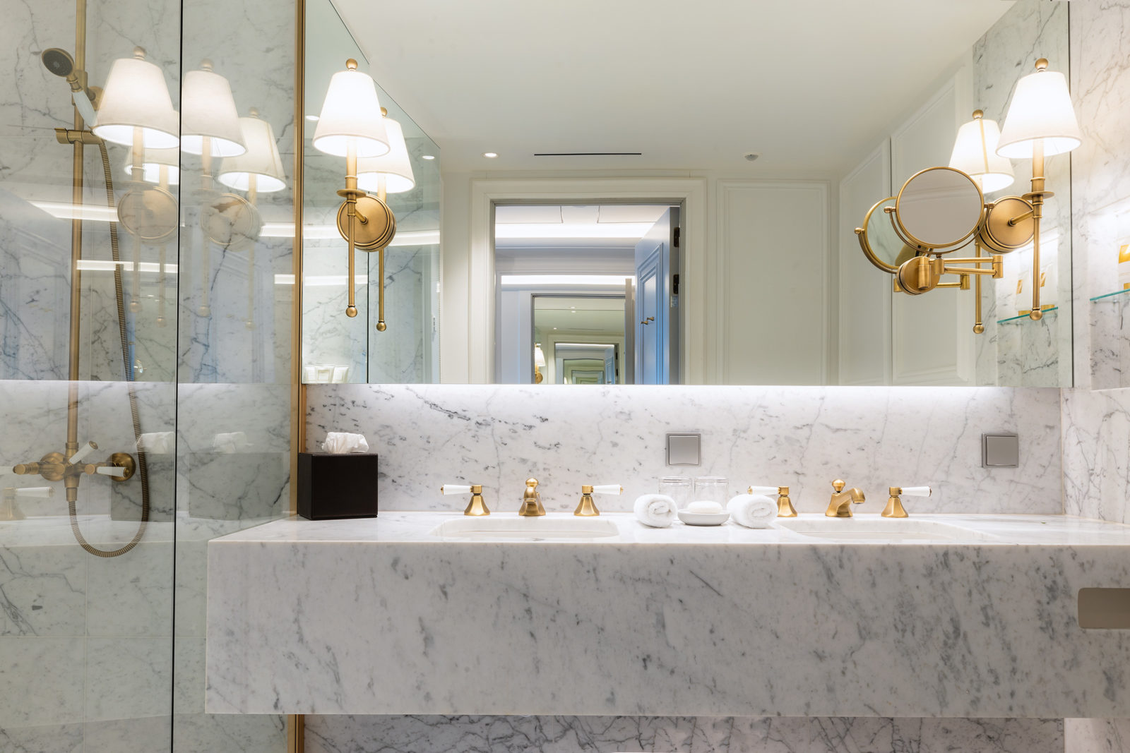 Deluxe suite - bad med vegger og servant kledd i marmor. Interiørdetaljer i gull