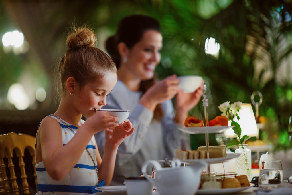 Afternoon tea i Palmehaven - mor og datter som drikker te og nyter søte og salte fristelser
