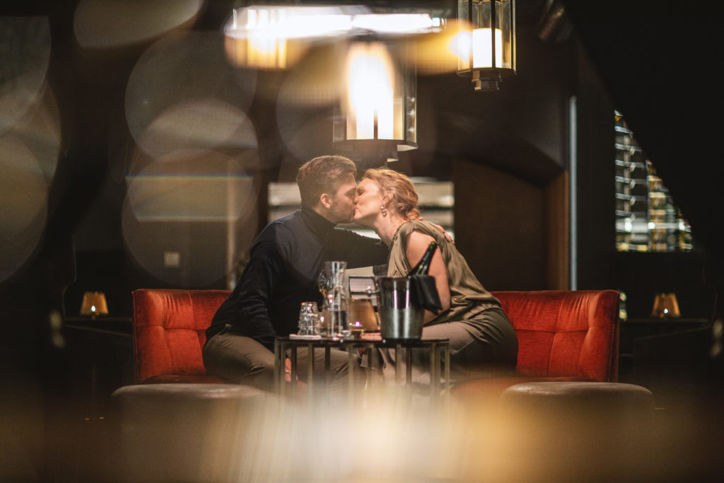 A couple kissing in Britannias wine bar in Trondheim