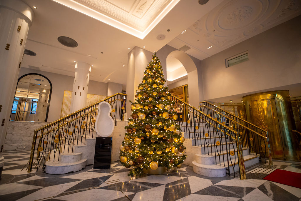 Juletre mellom trappene i lobbyen på Britannia Hotel