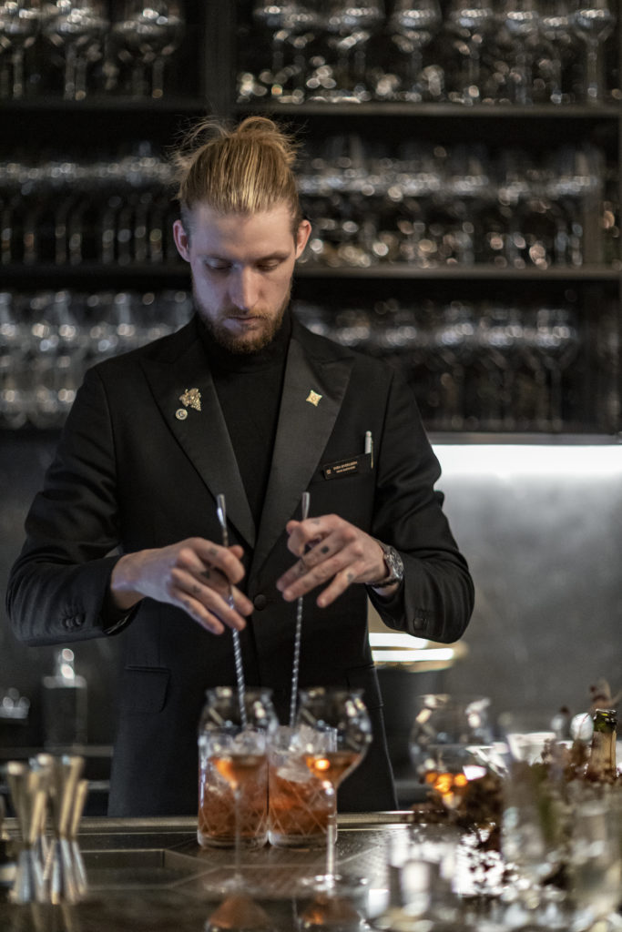 senior bartender Sven Marius Øversjøen